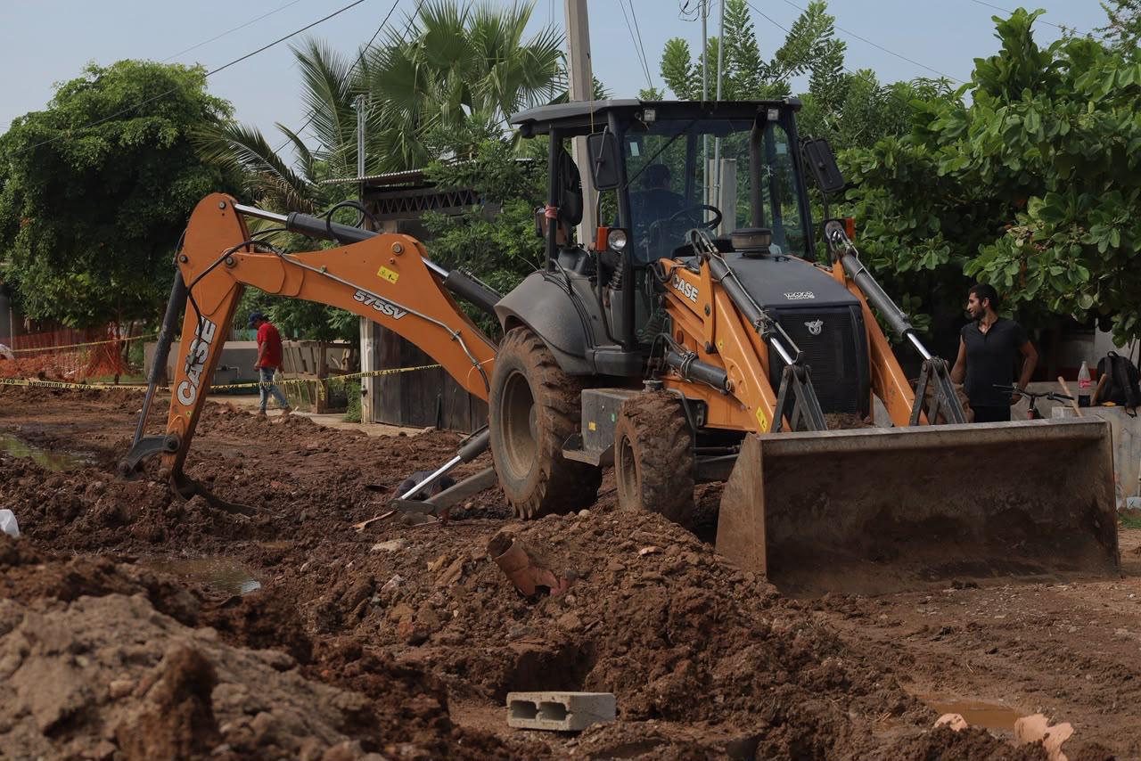 $!Evitando a la prensa, Estrella Palacios supervisa obra de pavimentación en Rincón de Mazatlán