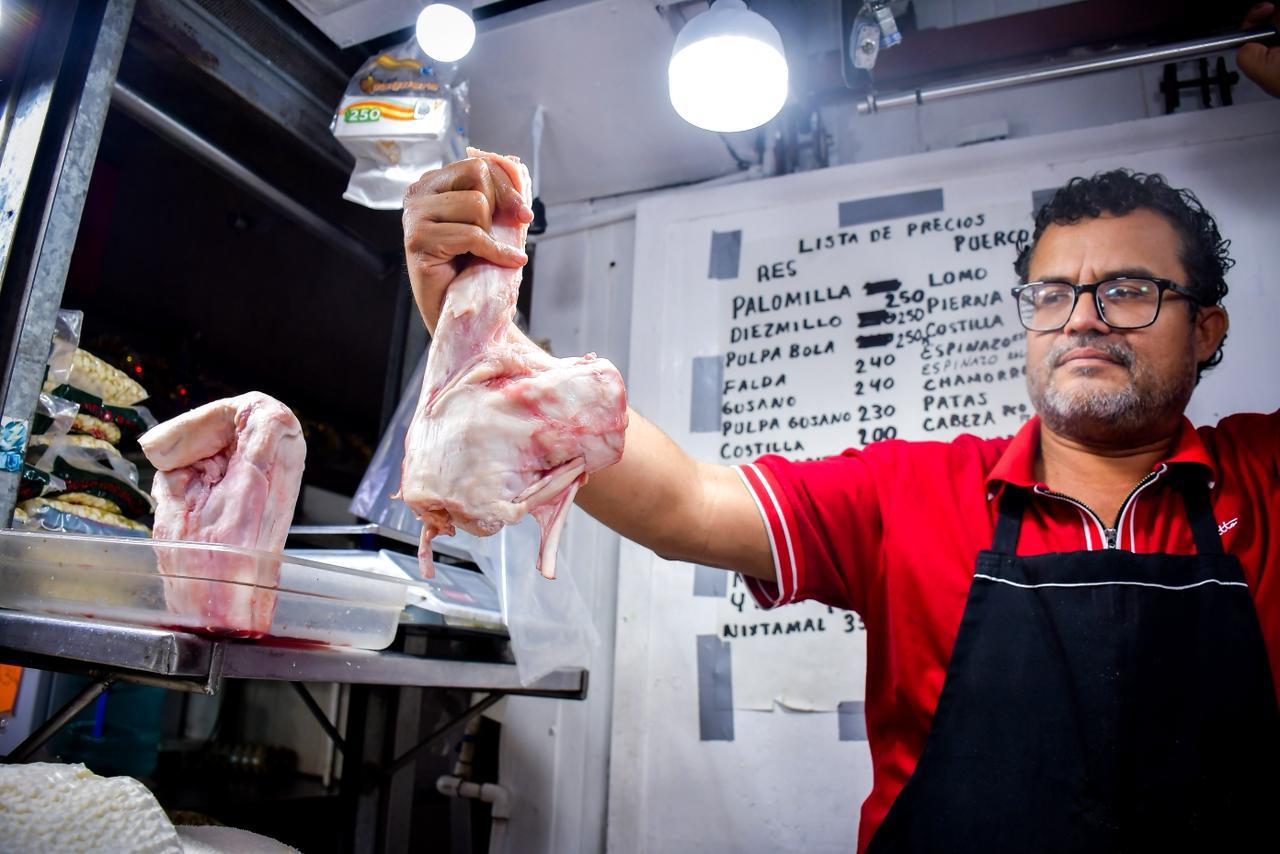 $!Menudo y pozole impulsan las ventas decembrinas en mercados de Culiacán