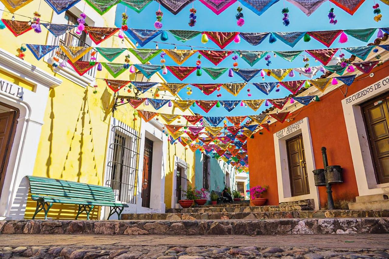 $!Decoran con luces y artesanías el Centro Histórico de Cosalá