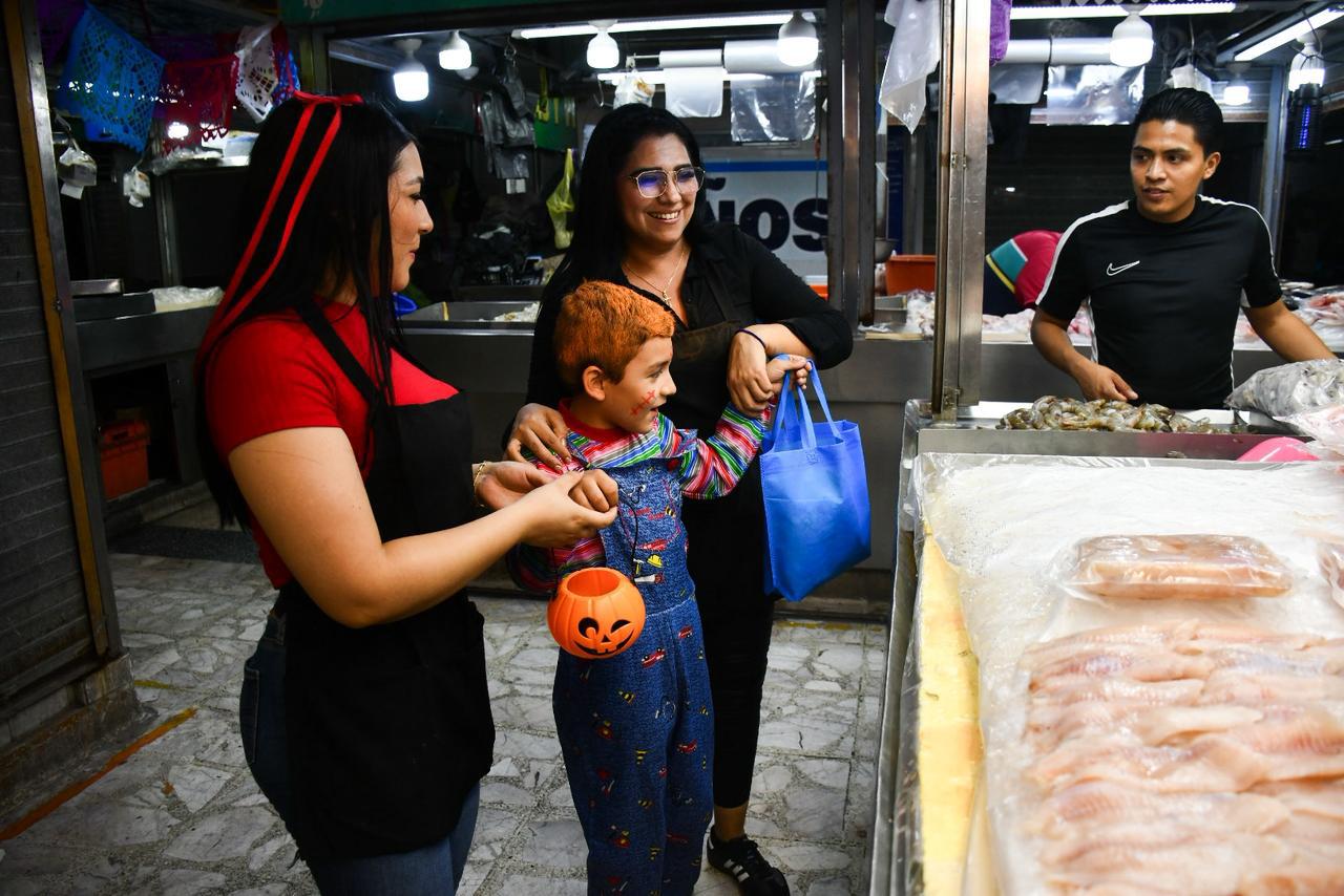 $!Pequeños vampiros, brujas y superhéroes piden Halloween en Culiacán