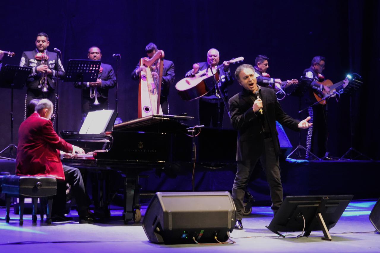 $!El Mariachi Occidental acompañó al barítono.