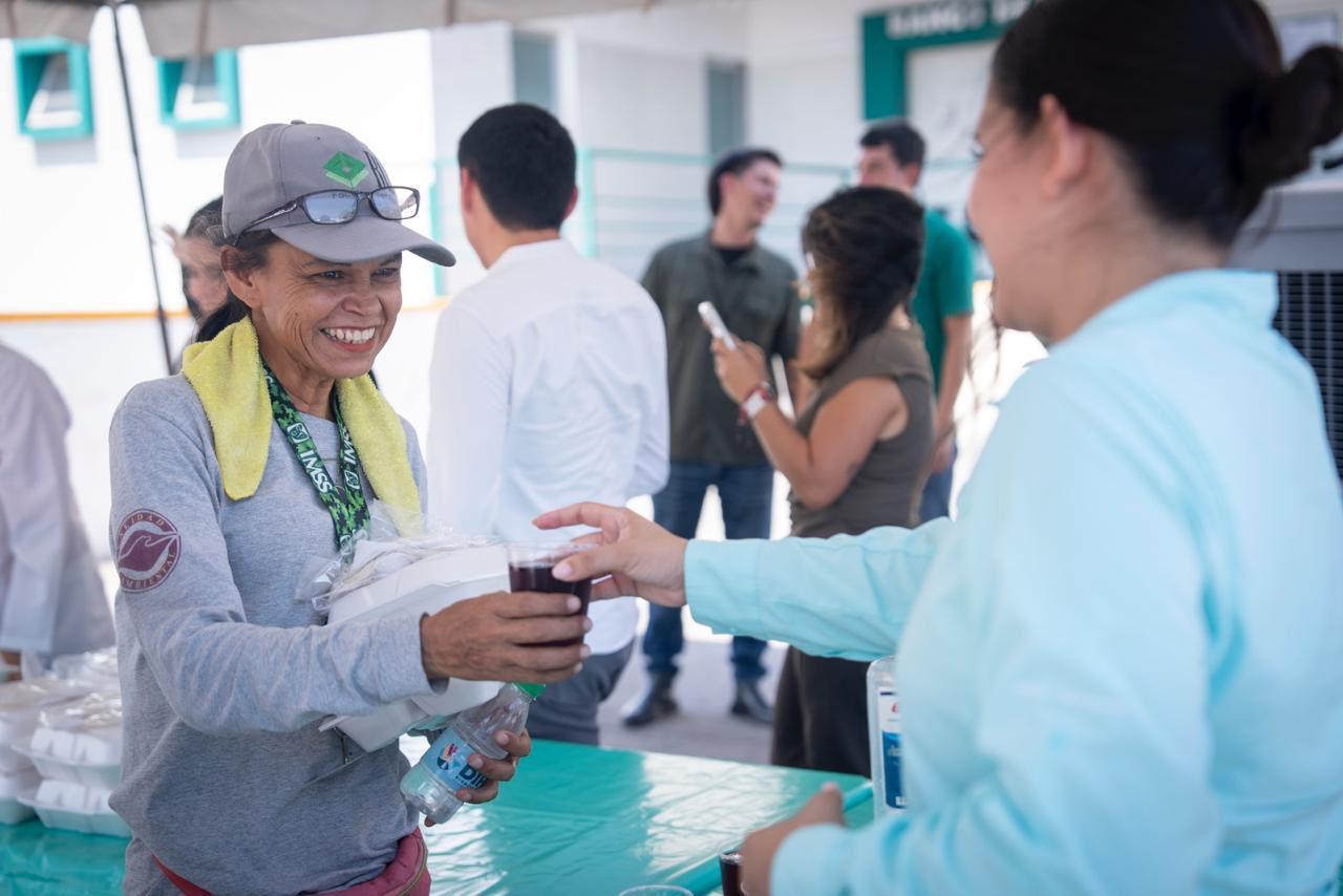 $!Entrega DIF Culiacán comidas a familiares de pacientes del Hospital Regional No. 1 del IMSS