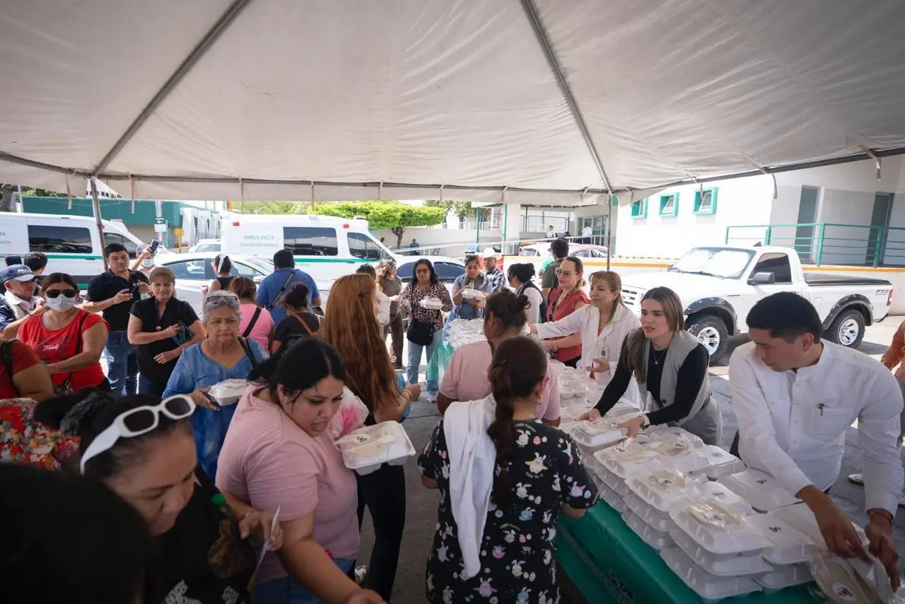 $!Entrega DIF Culiacán comidas a familiares de pacientes del Hospital Regional No. 1 del IMSS