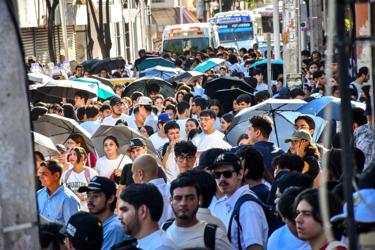 $!Estudiantes de la UAS salen a las calles en conmemoración del 2 de octubre, en Culiacán