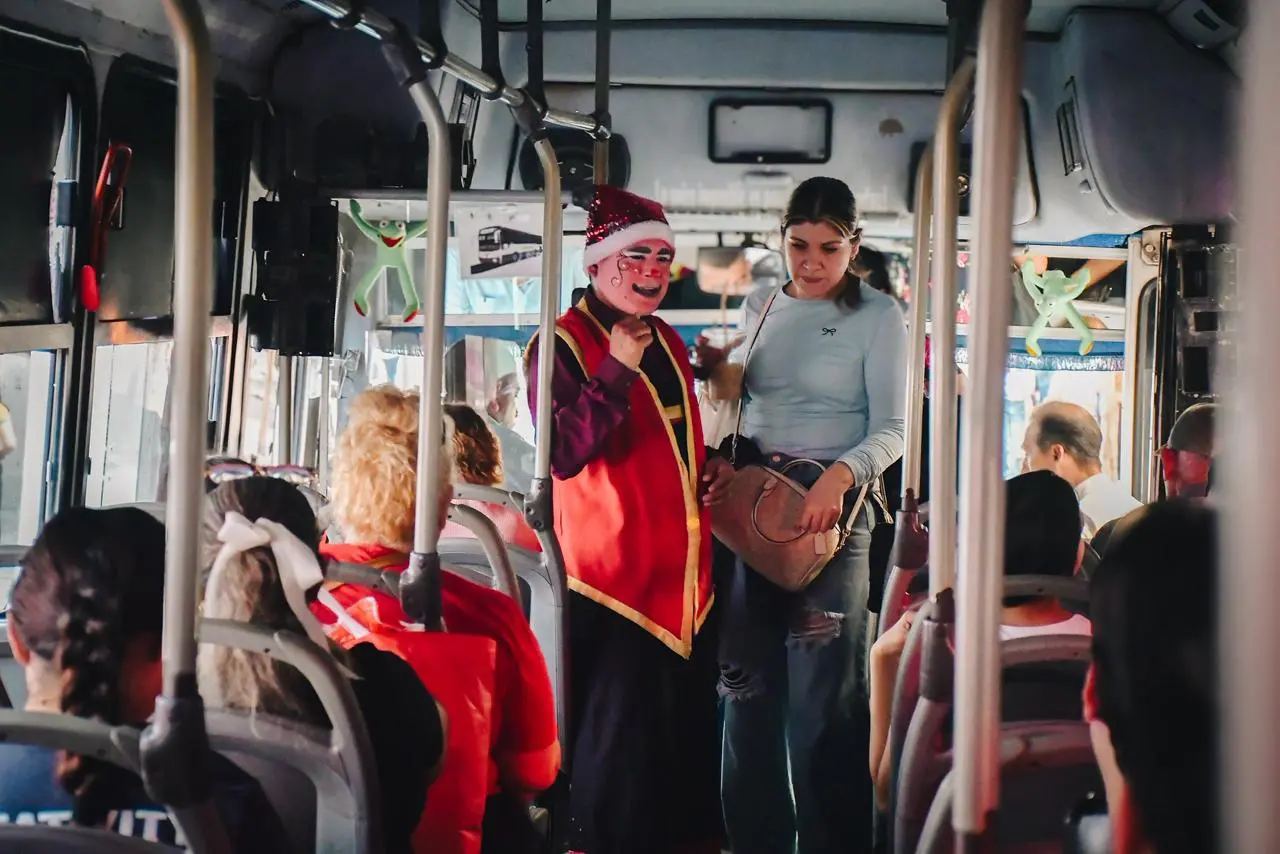 $!‘Corbatita’, el payaso que lleva sonrisas a los camiones de Culiacán