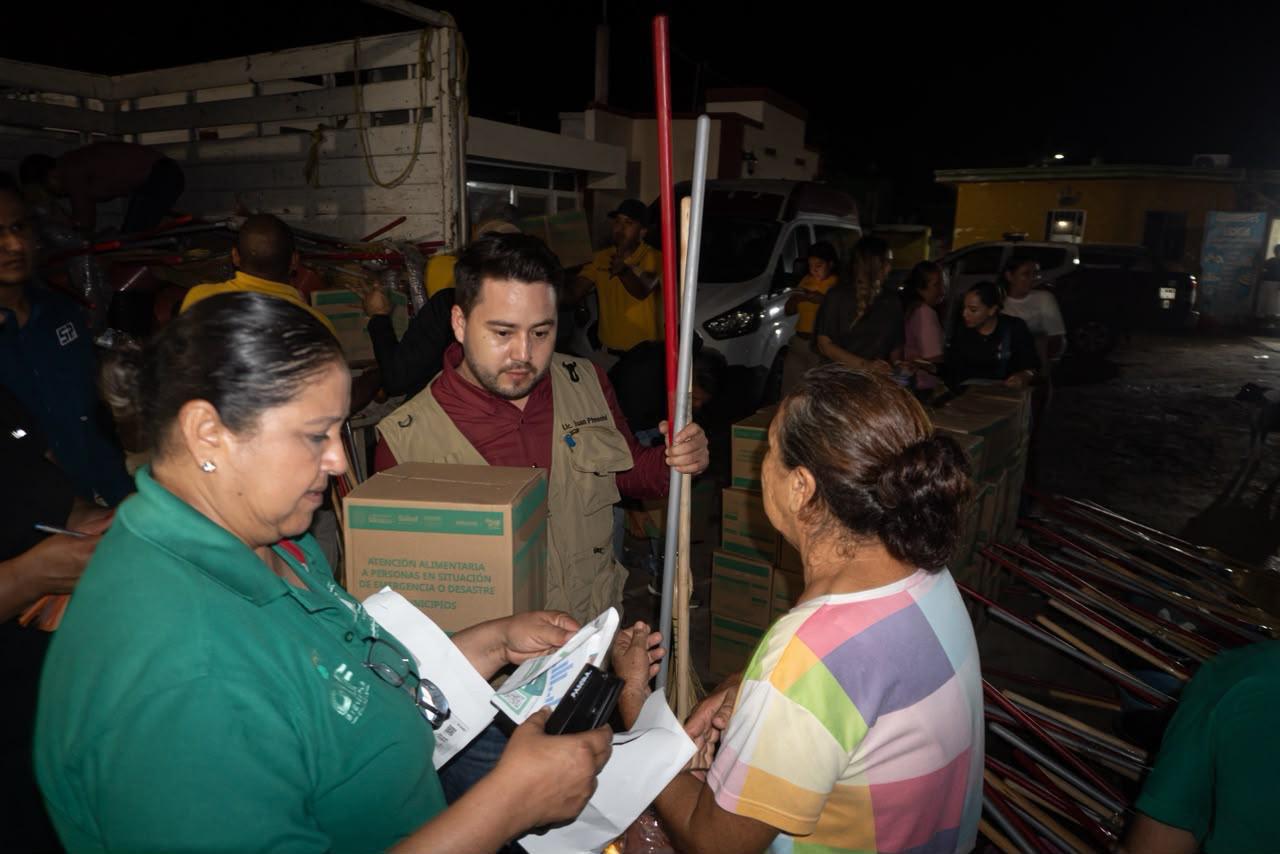 $!Apoya Protección Civil y DIF a familias afectadas por oleaje elevado en Cospita, en Culiacán