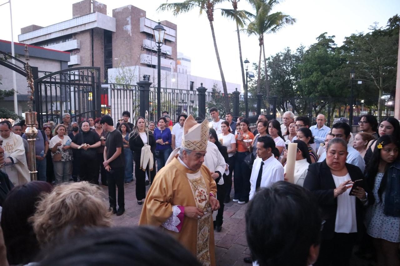 $!Celebran Vigilia Pascual en Catedral de Culiacán bajo el simbolismo de la luz