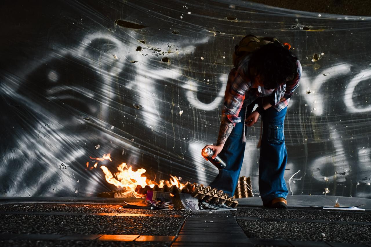 $!Revientan huevos y queman libros en Palacio de Gobierno durante protesta contra la reingeniería de la UAS