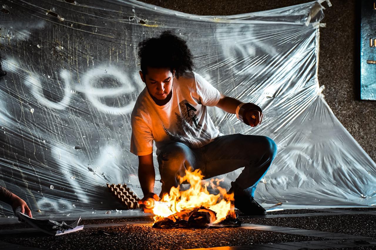 $!Revientan huevos y queman libros en Palacio de Gobierno durante protesta contra la reingeniería de la UAS