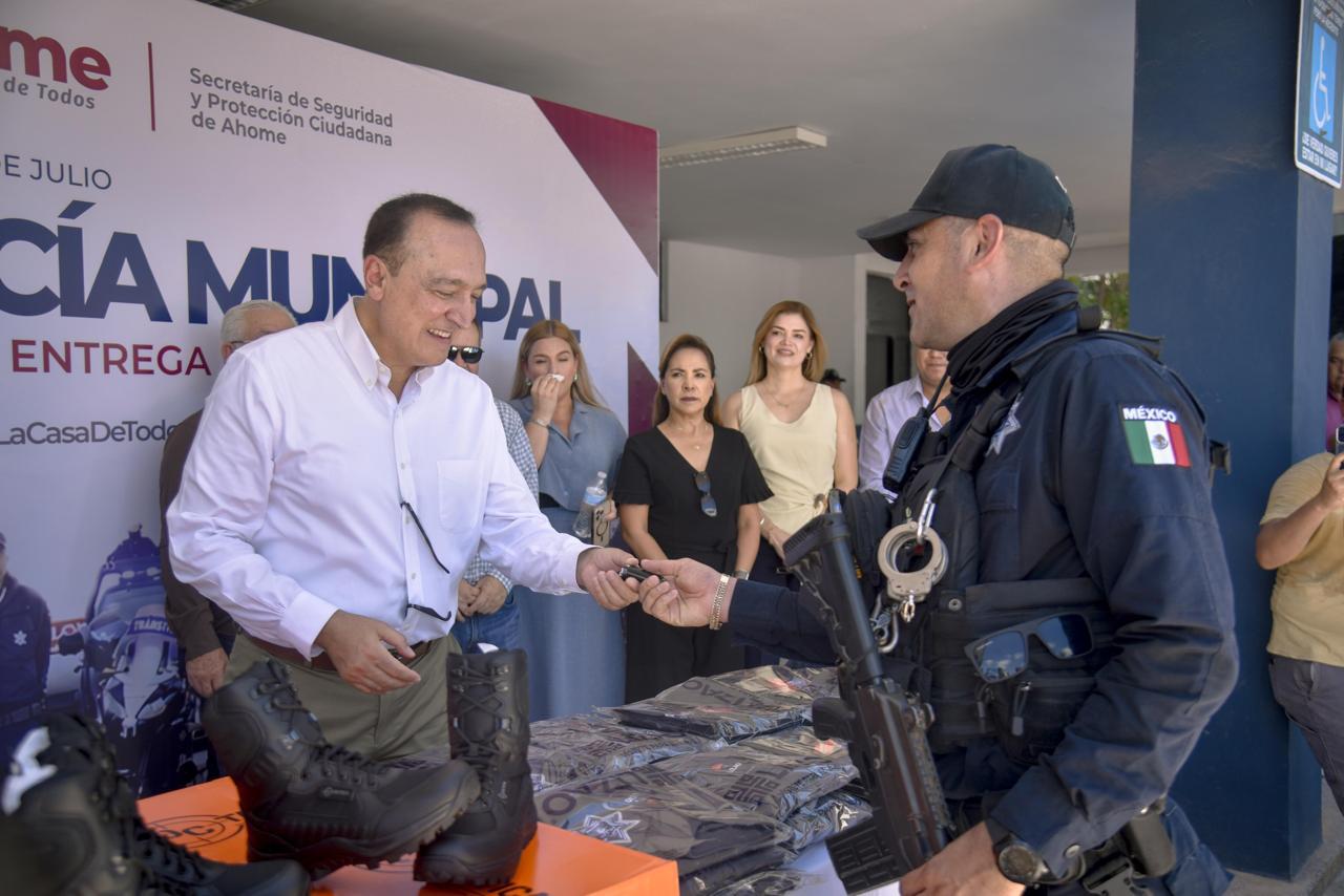 $!Conmemoran en Ahome el Día del Policía con homenaje a caídos y entregan cinco nuevas patrullas