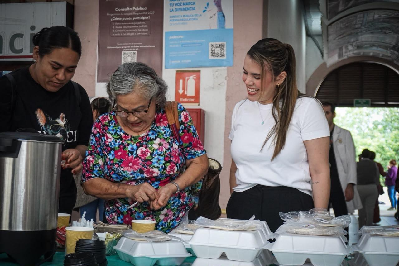 $!Alcaldesa de Culiacán entrega alimentos a familiares de pacientes en Hospital Civil