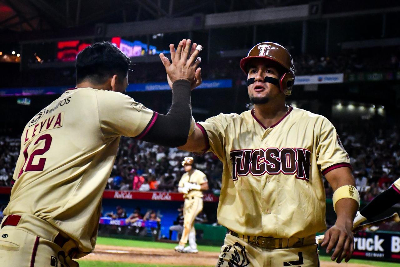 $!Tomateros de Culiacán evita la barrida ante Tucson