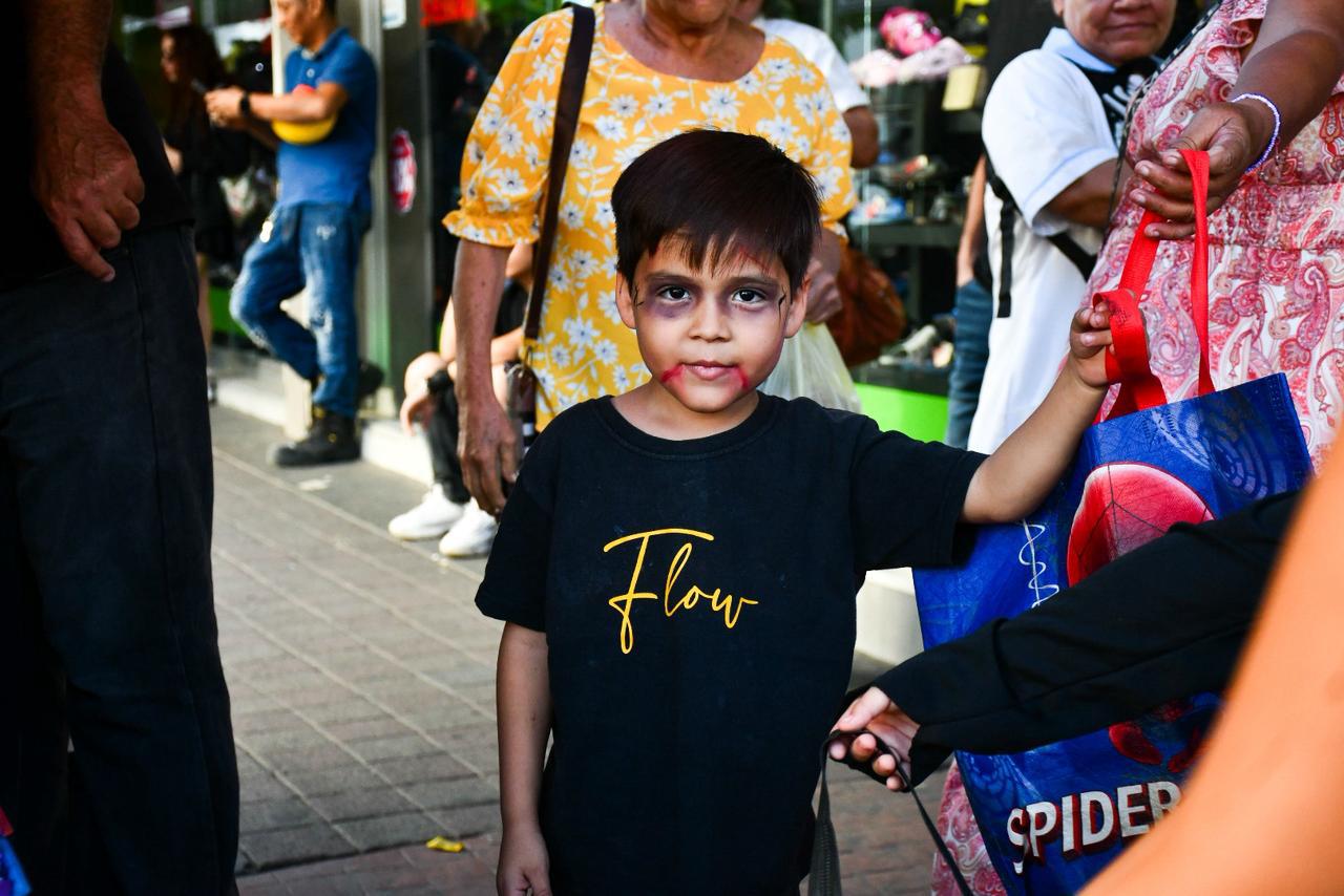 $!Pequeños vampiros, brujas y superhéroes piden Halloween en Culiacán