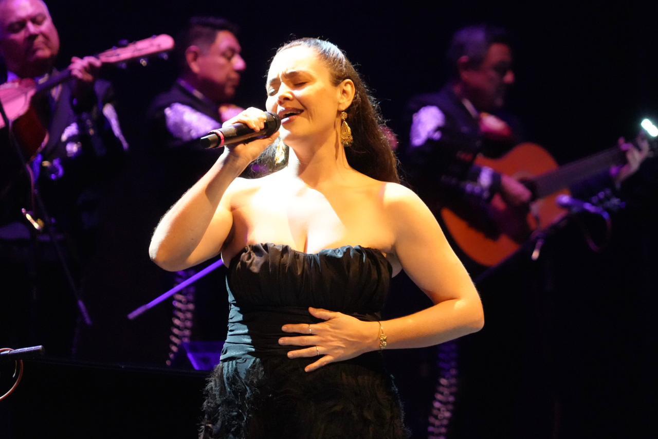 $!También cantó a dueto “Sabor a Mí” con Rebeca de Rueda.