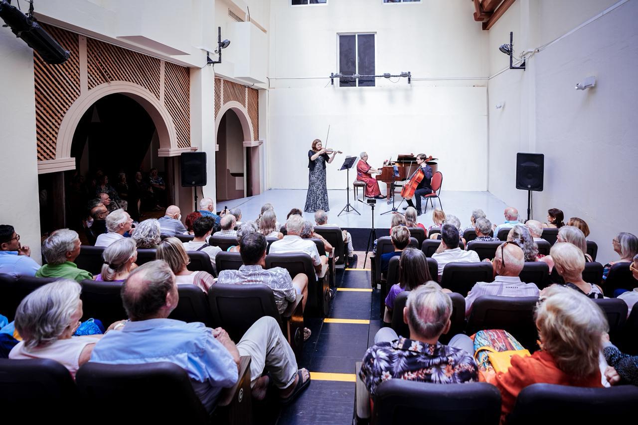 $!El público se mostró visiblemente conmovido por la intensidad de la interpretación.