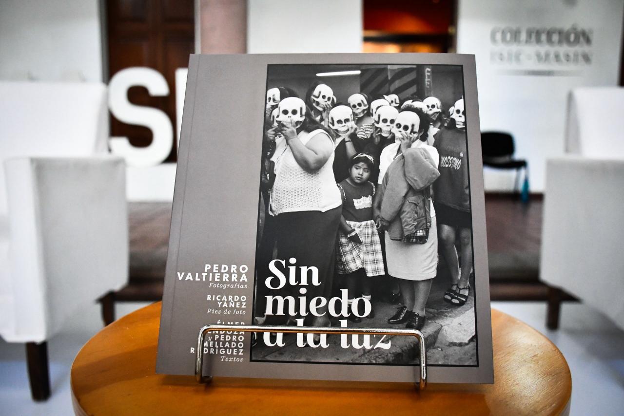 $!El libro reúne más de 160 fotos en su interior.