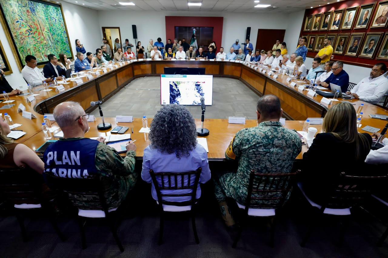 $!Declaran sesión permanente por huracán Simon en Sinaloa; habilitan refugios temporales en el sur
