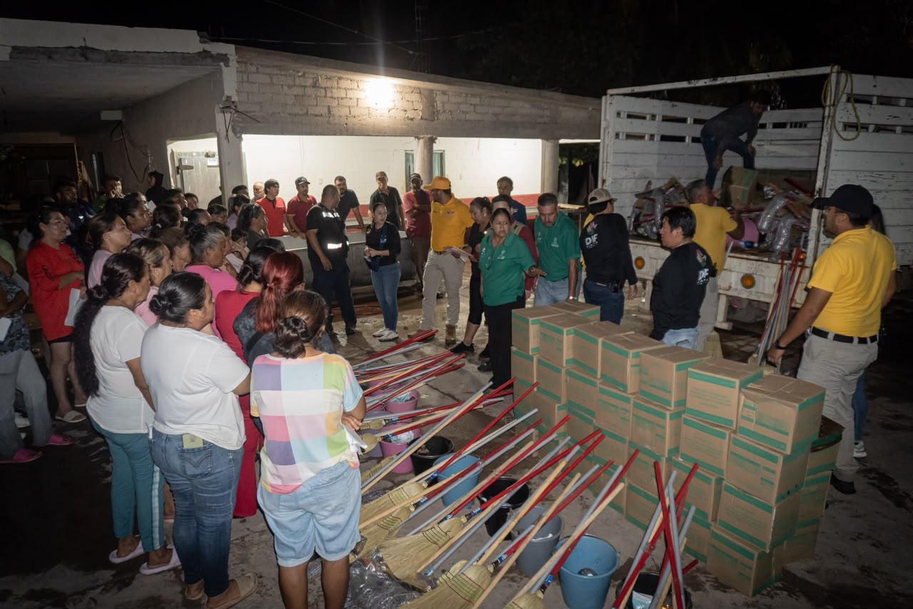 $!Apoya Protección Civil y DIF a familias afectadas por oleaje elevado en Cospita, en Culiacán