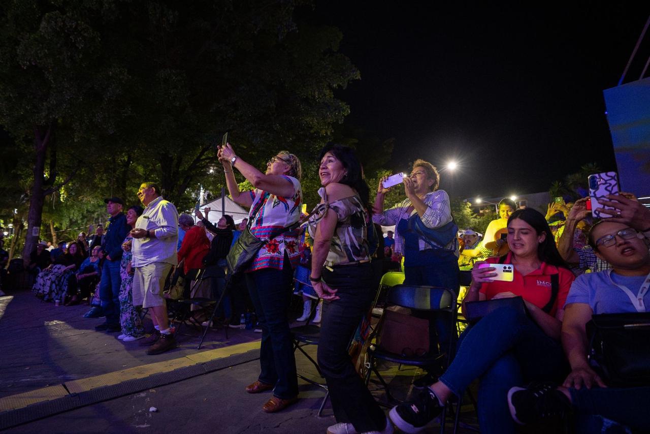 $!El público se mostró animado durante el concierto.