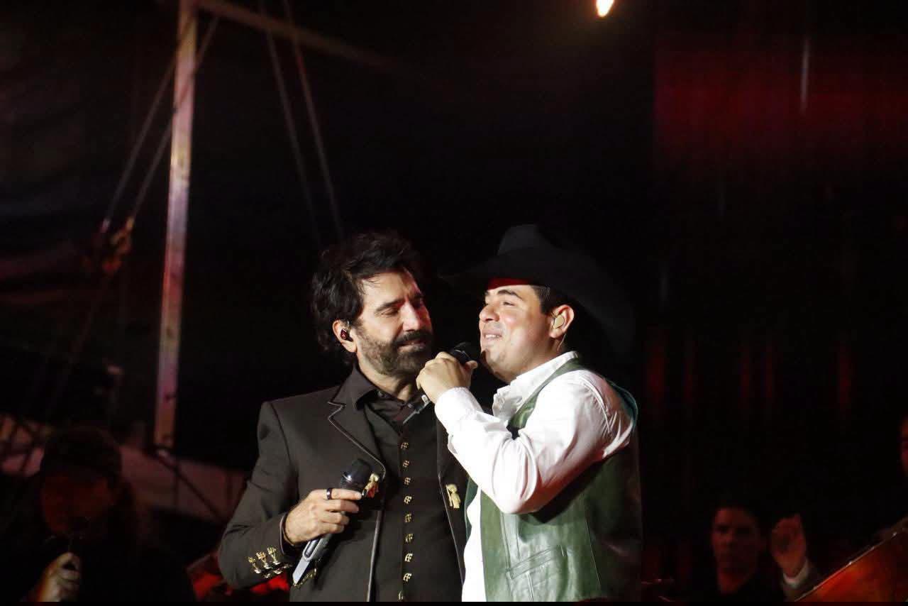 $!Con Alfredo Olivas interpretó el tema Cobijas ajenas.