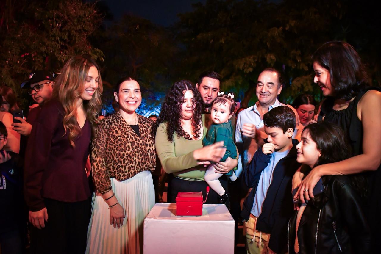 $!La pequeña Alissa realiza oprime el botón de encendido del árbol.