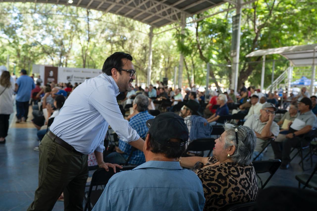 $!Entregan en Culiacán tarjetas de Bienestar; recibirán 6 mil 400 pesos en mayo