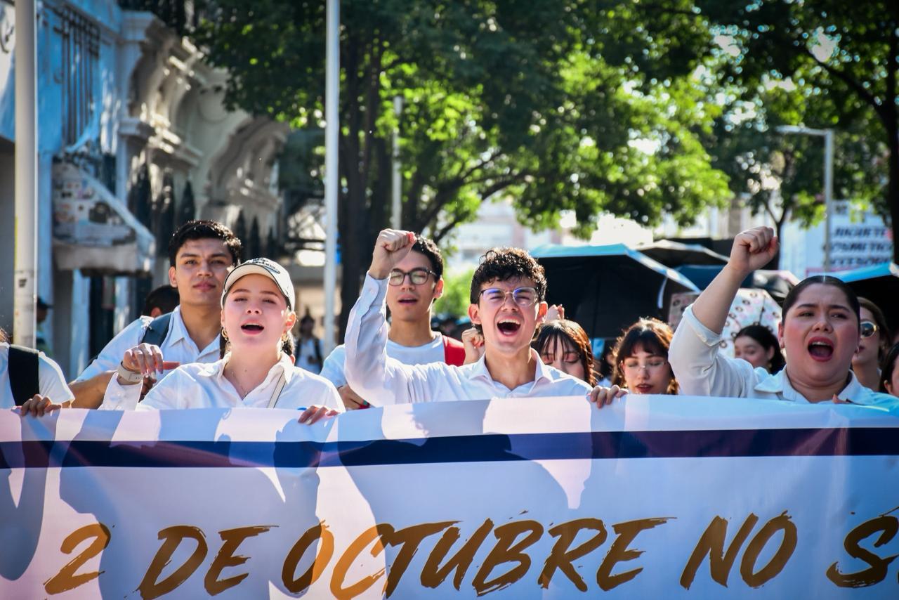 $!Estudiantes de la UAS salen a las calles en conmemoración del 2 de octubre, en Culiacán
