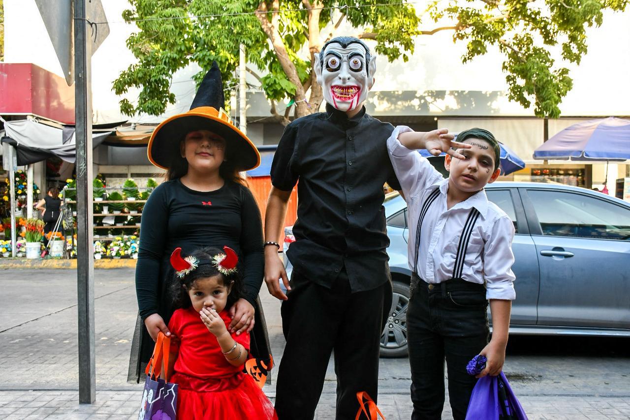 $!Pequeños vampiros, brujas y superhéroes piden Halloween en Culiacán