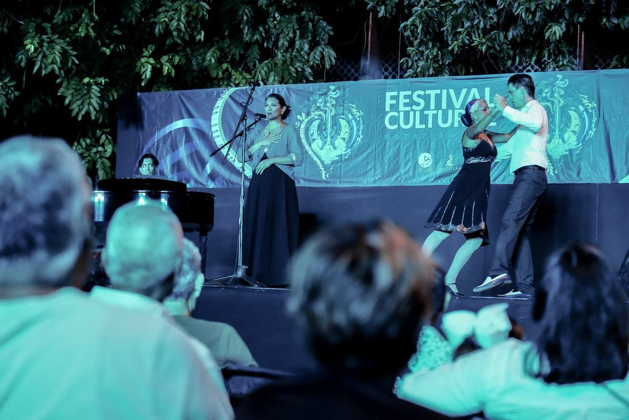 $!Además de canto, hubo baile.