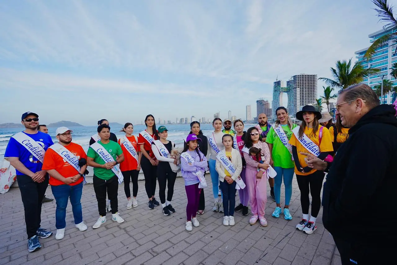 $!Amanecen ‘Limpiando playas’, los aspirantes a las coronas del Carnaval