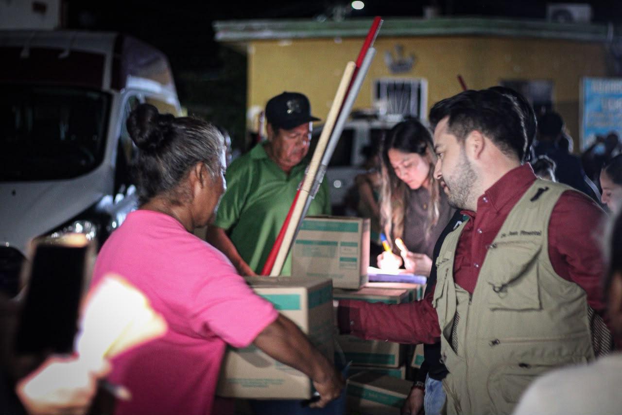 $!Apoya Protección Civil y DIF a familias afectadas por oleaje elevado en Cospita, en Culiacán