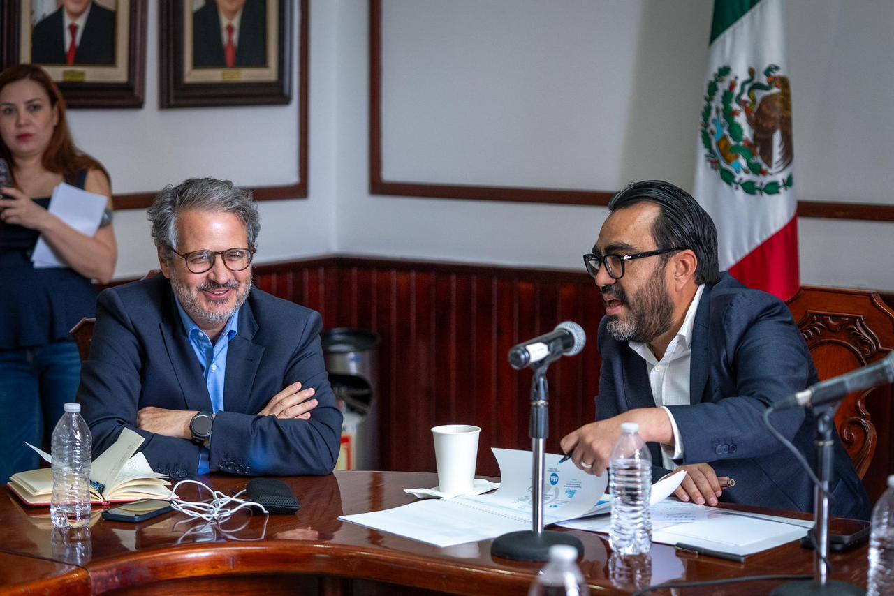 $!José Antonio Torre, director del Centro para el Futuro de las Ciudades del Tec de Monterrey, y el Alcalde Juan de Dios Gámez Mendívil, en la reunión.
