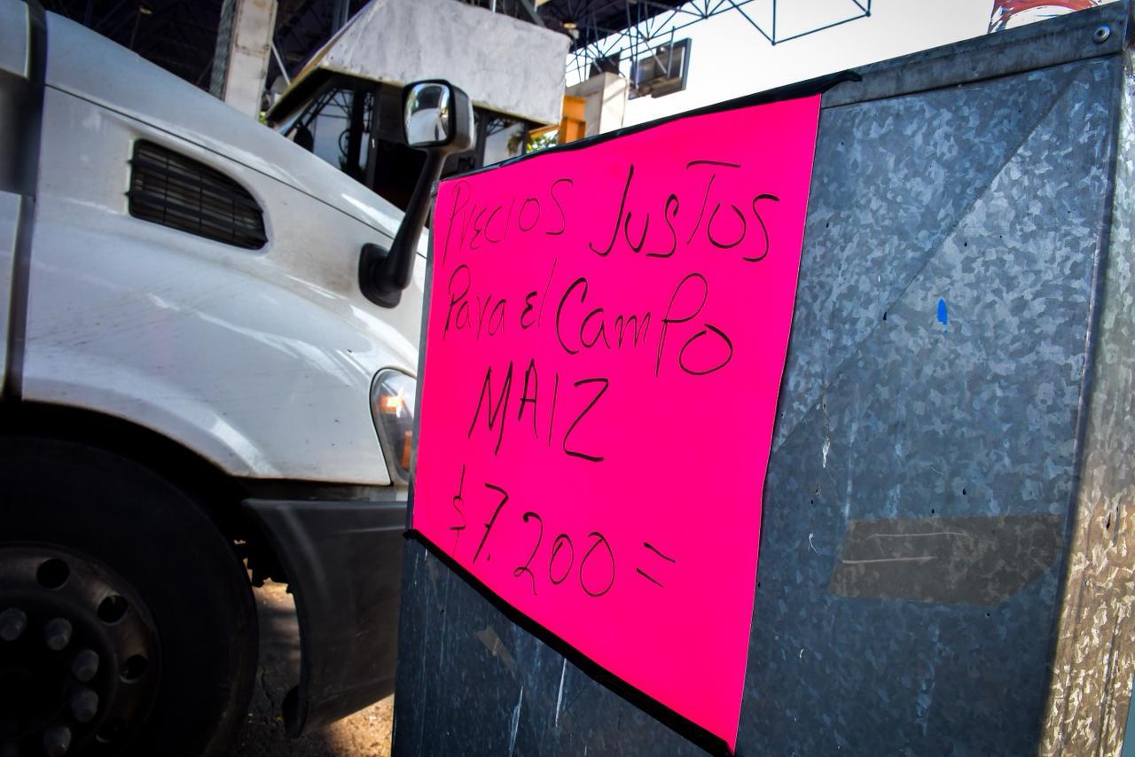 $!Liberan bloqueo agrícola en la caseta de Costa Rica y dejan paso libre; esperan resultados de la reunión federal