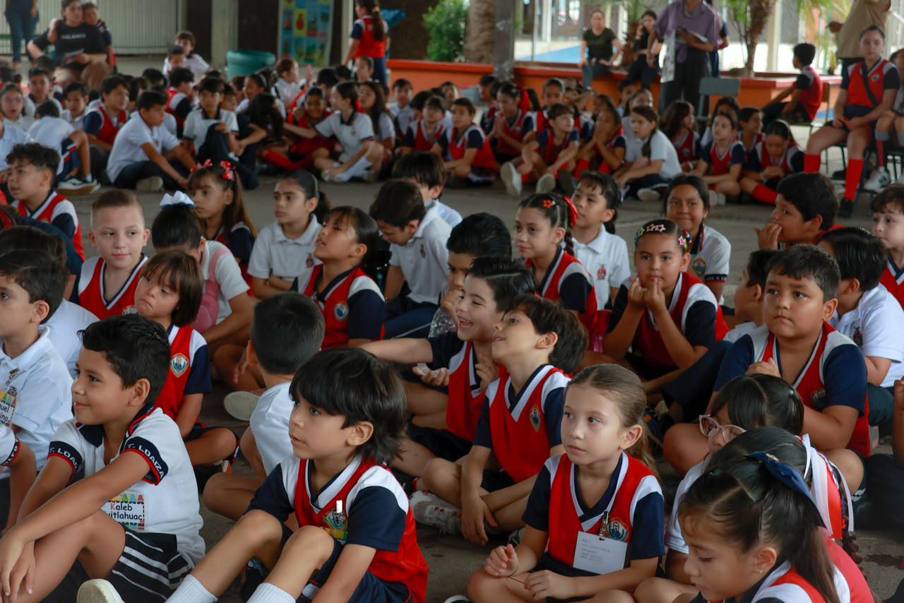 $!Niños de la primaria “Coronel Rodolfo T. Loaiza” asisten al inicio de la conmemoración del aniversario.