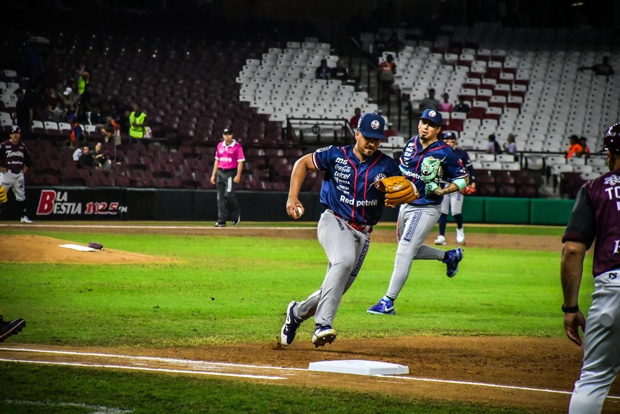 $!Tomateros luce en casa y se impone con autoridad a Venados en el Clásico Sinaloense