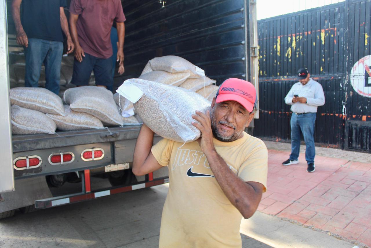 $!Entregan semillas a productores de temporal en Rosario