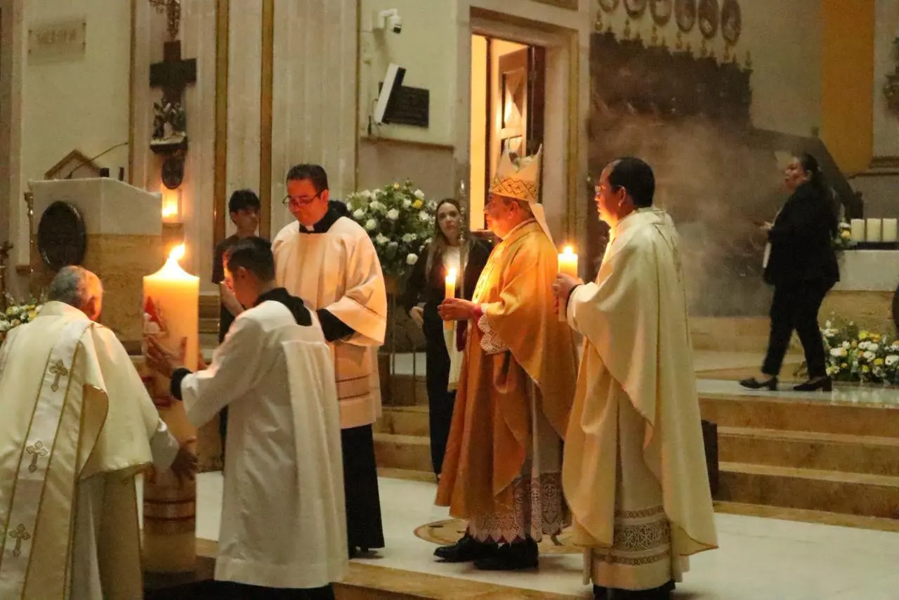 $!Celebran Vigilia Pascual en Catedral de Culiacán bajo el simbolismo de la luz