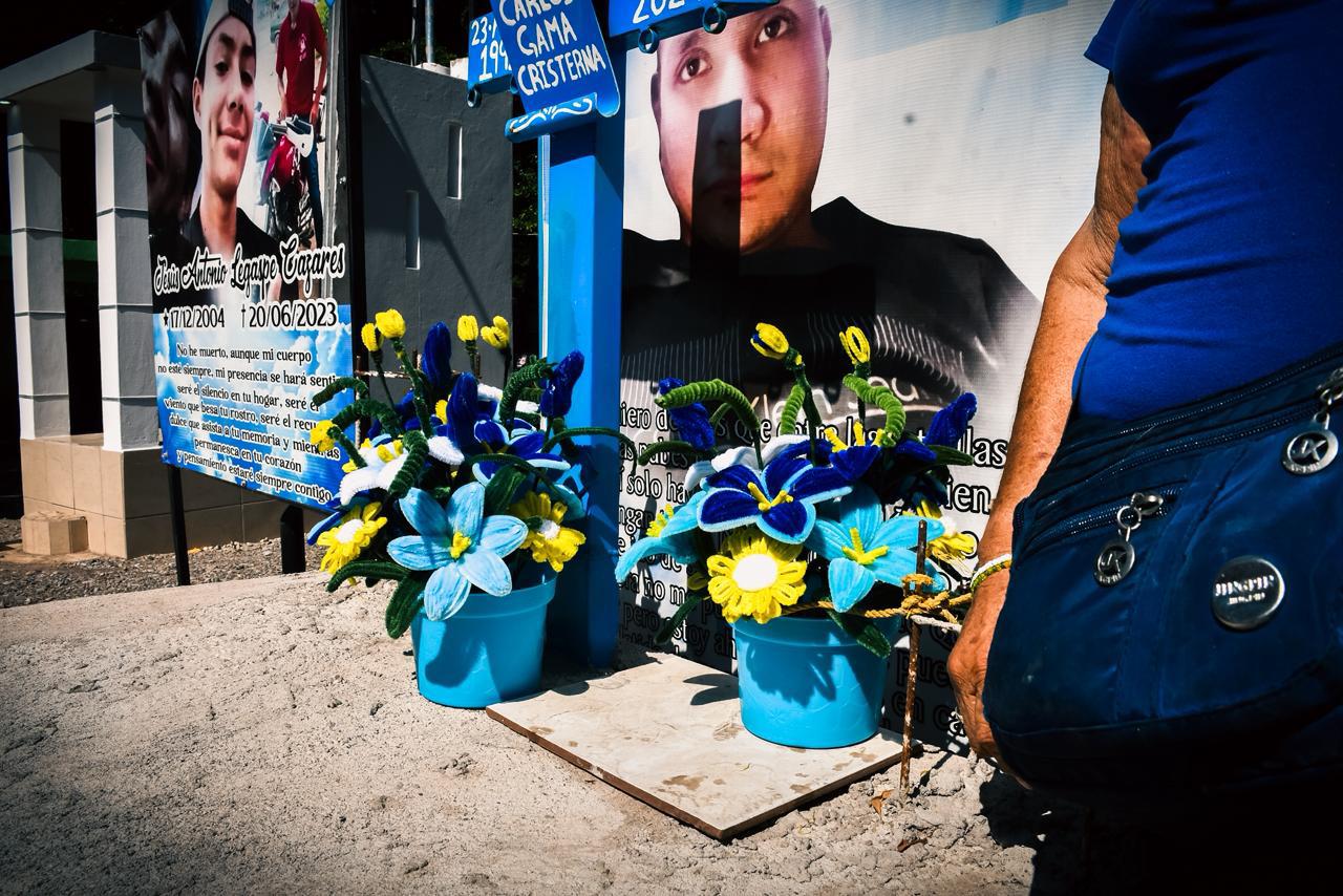 $!A veces no creo que esté muerto: María Guadalupe recorre a pie el camino hacia la tumba de su hijo Juan Carlos