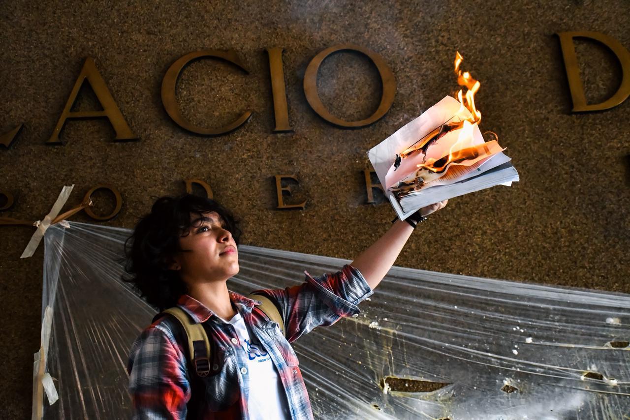 $!Revientan huevos y queman libros en Palacio de Gobierno durante protesta contra la reingeniería de la UAS