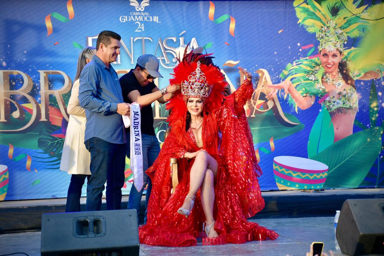 $!Momento cuando la actriz y cantante es coronada como la Madrina del Carnaval de Guamúchil 2024.