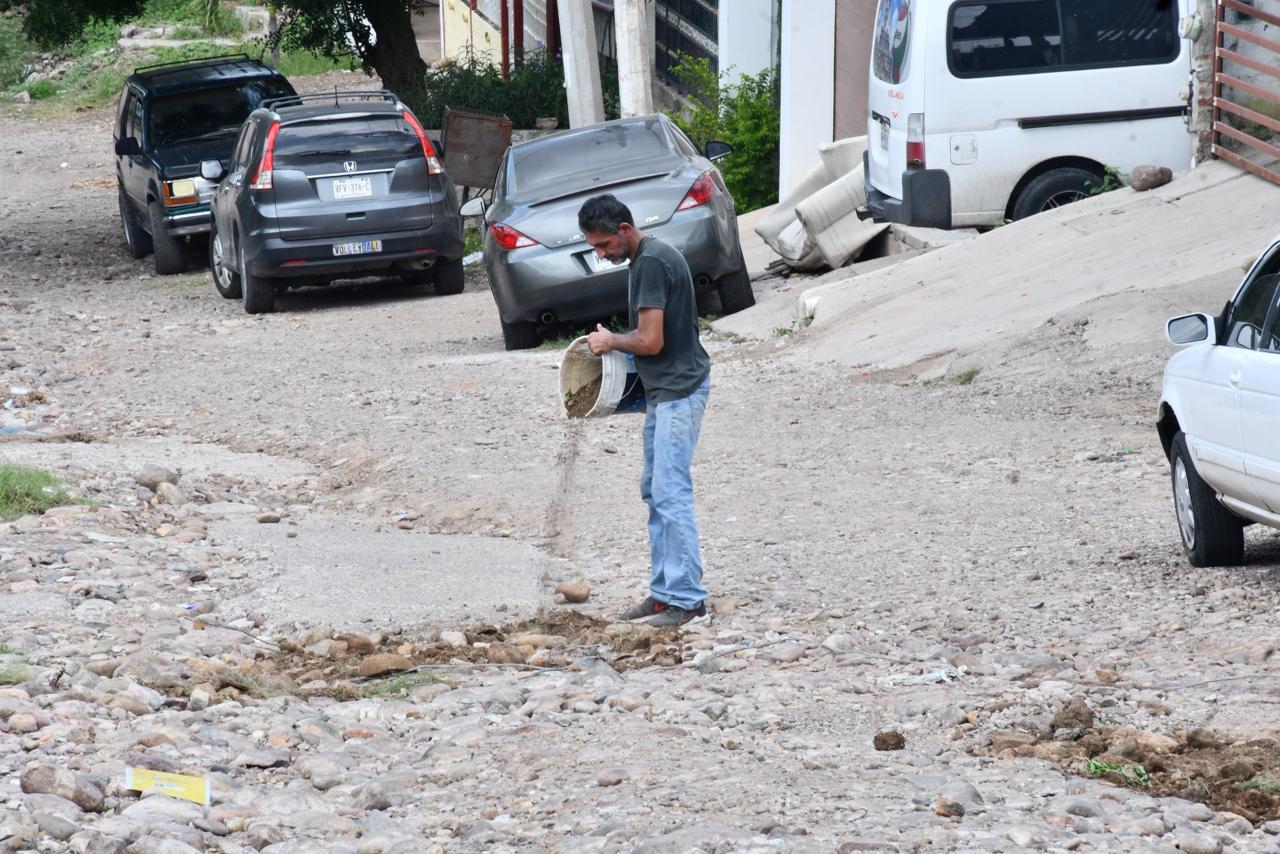 $!En Culiacán, a cinco días de inundaciones deslaves ocupan calles; Ayuntamiento ya atiende, garantiza PC Municipal