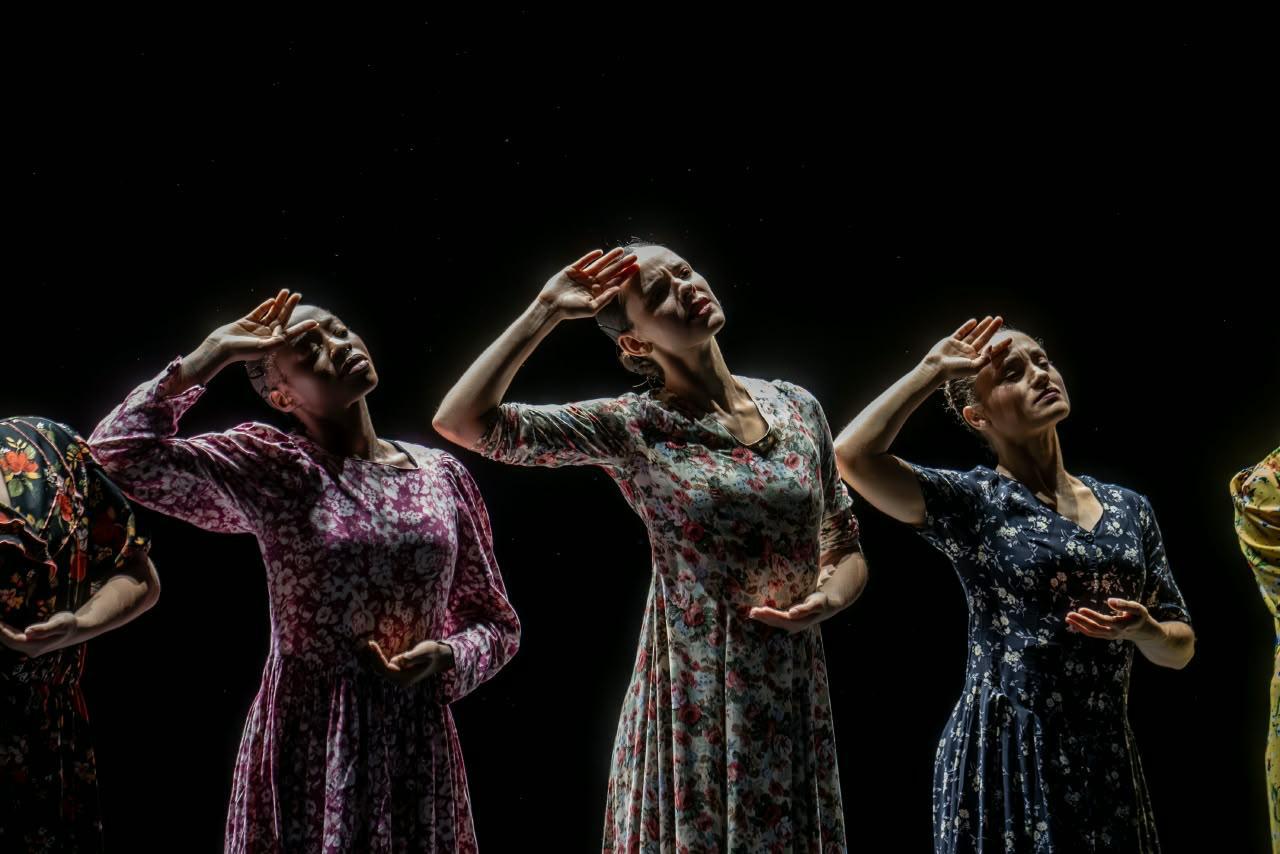 $!La coreografía de Leïla Ka exploró la resistencia femenina a través del movimiento.