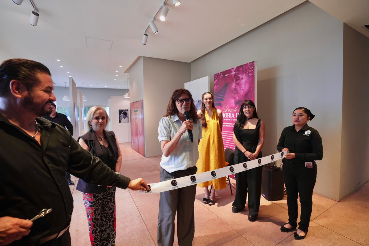 $!El corte del listón estuvo a cargo de la maestra Zoila Fernández, directora artística del Instituto de Cultura de Mazatlán en compañía de Mónica Rice, coordinadora de Artes Plásticas del Centro Municipal de las Artes.