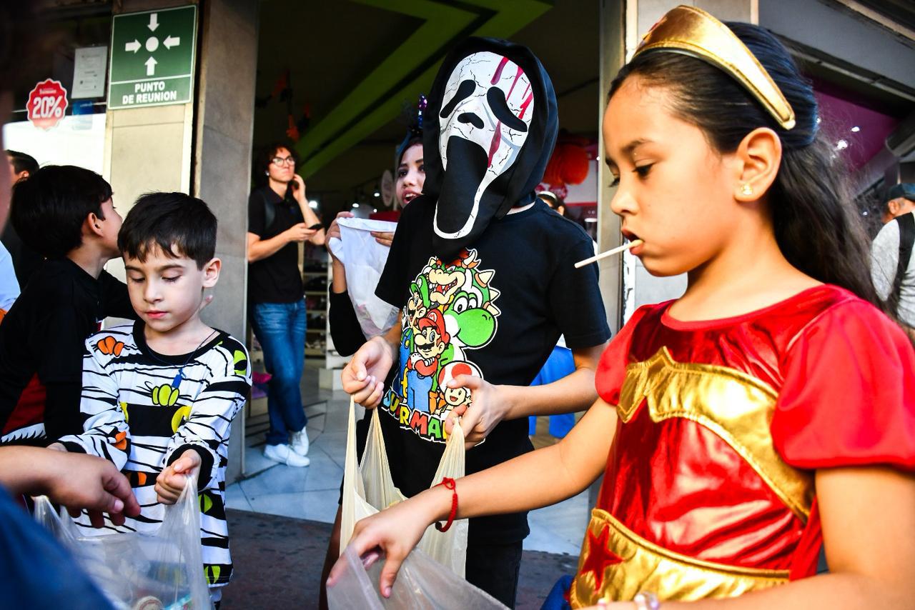 $!Pequeños vampiros, brujas y superhéroes piden Halloween en Culiacán