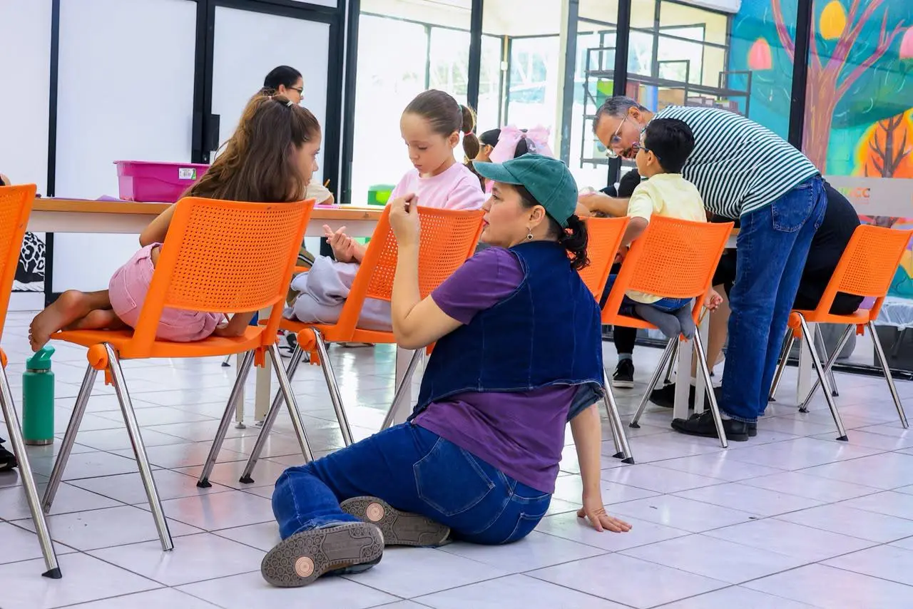 $!Georgina Martínez escucha las inquietudes de los pequeños y los guía a crear la mejor obra.