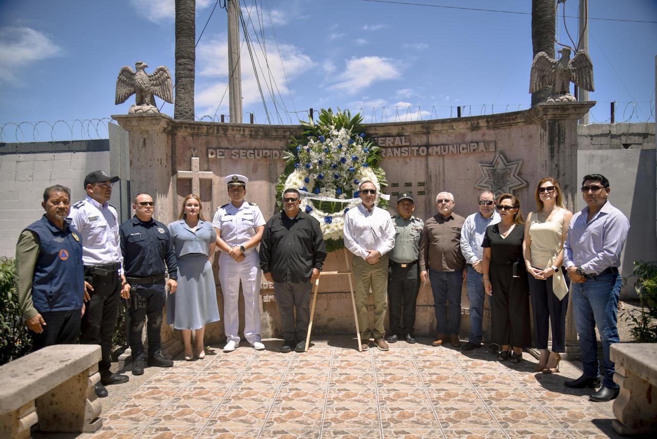 $!Conmemoran en Ahome el Día del Policía con homenaje a caídos y entregan cinco nuevas patrullas