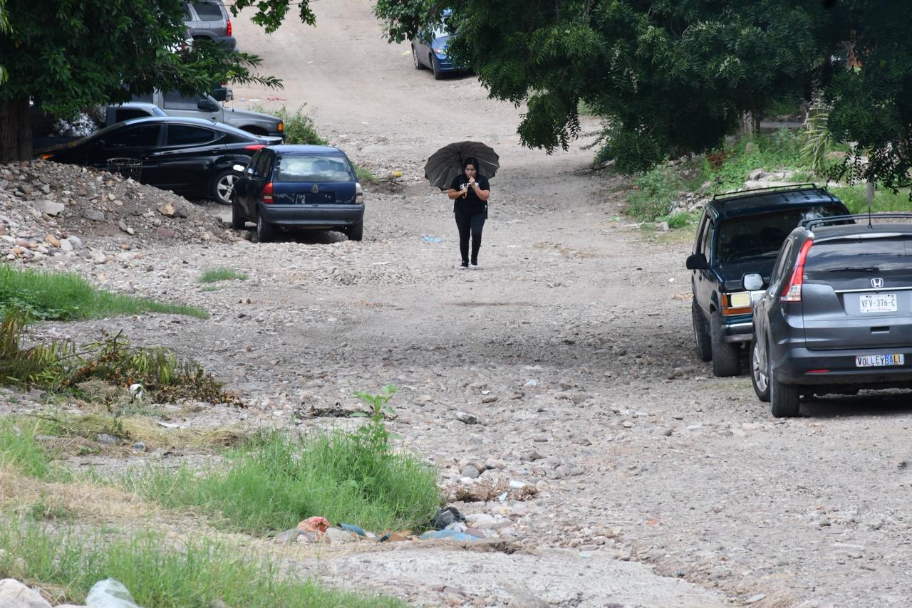 $!En Culiacán, a cinco días de inundaciones deslaves ocupan calles; Ayuntamiento ya atiende, garantiza PC Municipal