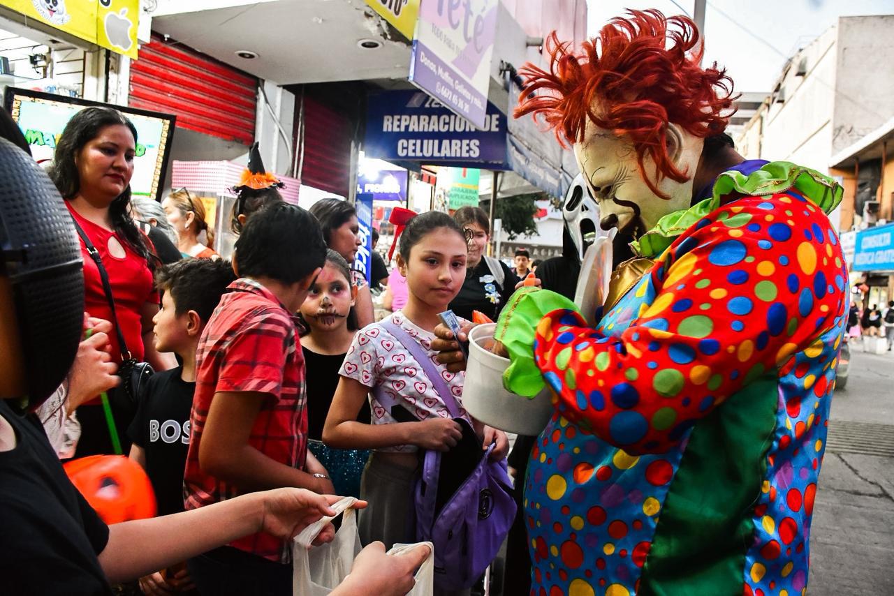 $!Pequeños vampiros, brujas y superhéroes piden Halloween en Culiacán