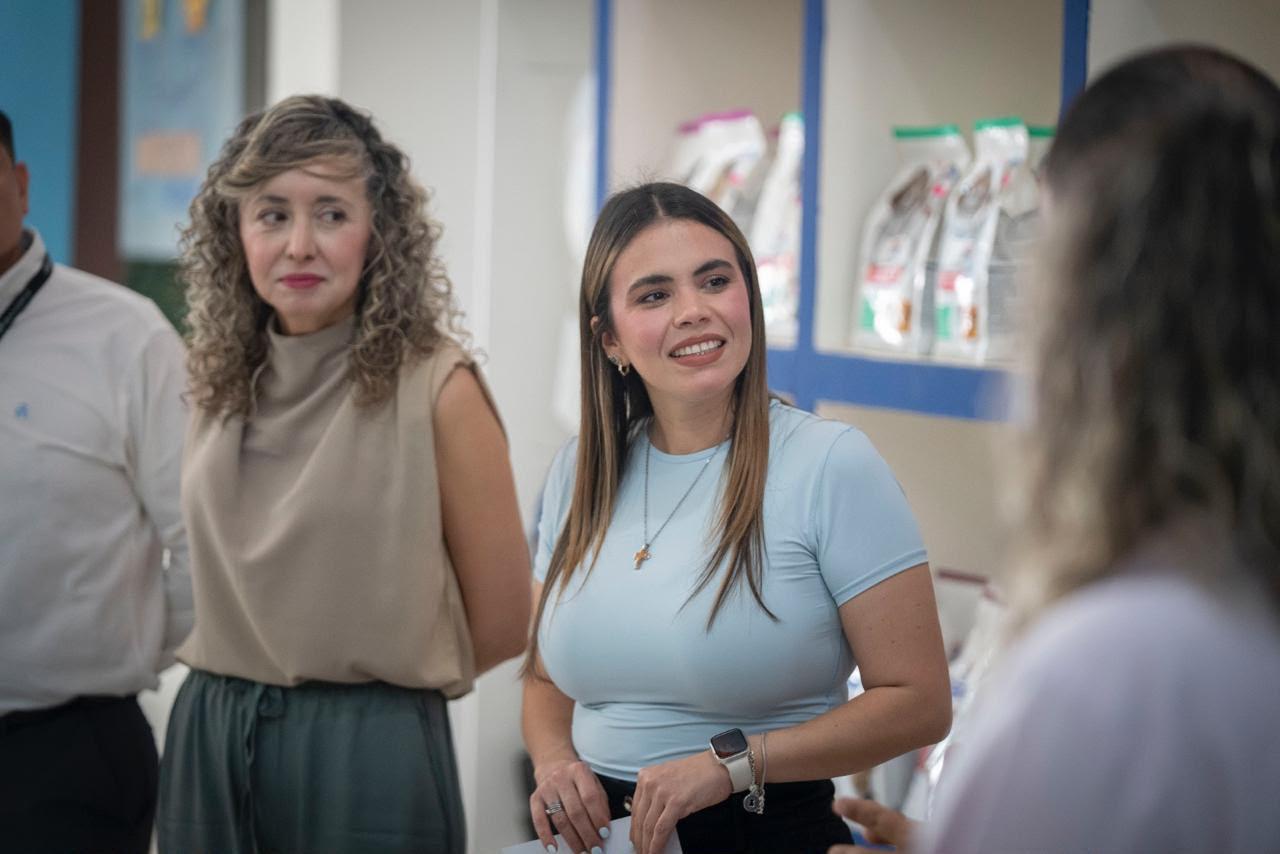 $!Entregan autoridades de Culiacán Distintivo Nafin a veterinaria