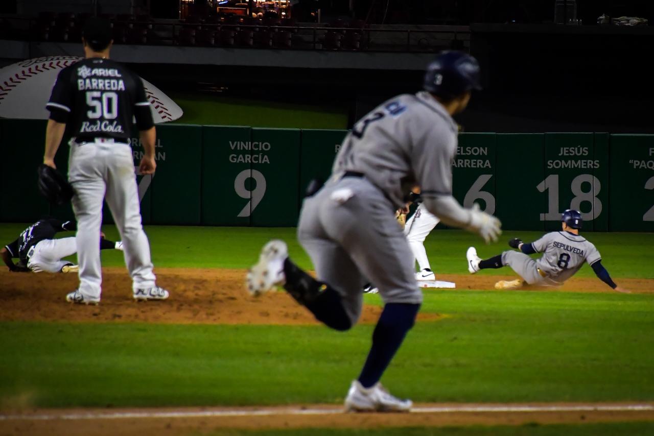 $!Tomateros reaccionan tarde y caen ante Jaguares en casa para que se empate la serie